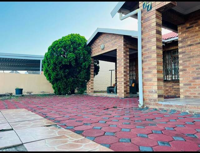 4 BEDROOM HOUSE FOR SALE IN NEWLANDS WEST